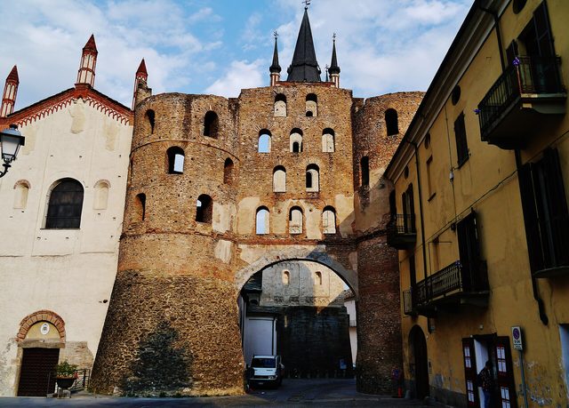 Susa: Kathedrale San Giusto und Porta Savoia