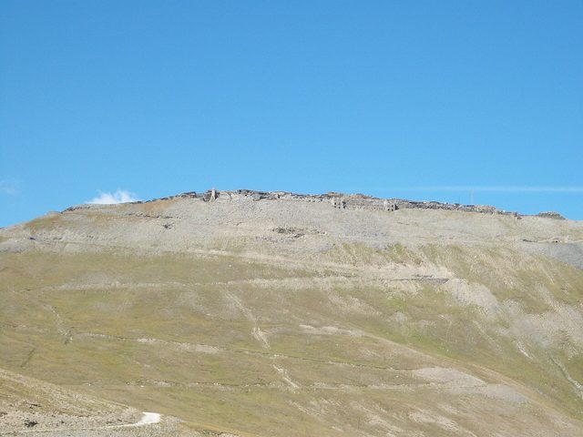 Forte Jafferau von der Anfahrt am Colle Basset