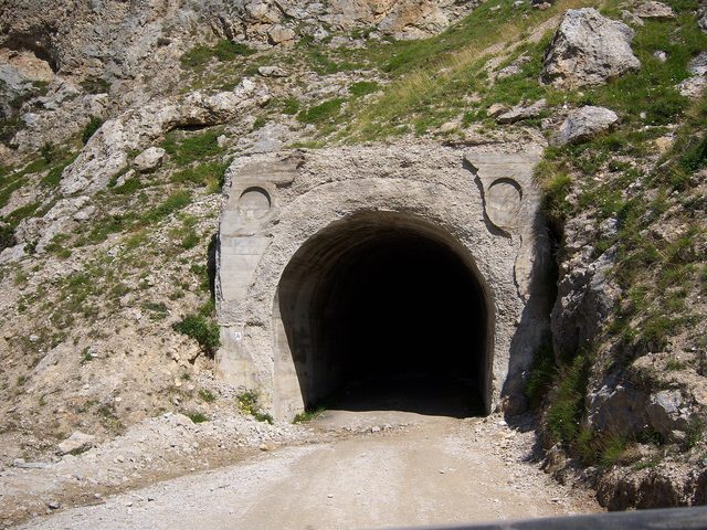 Südportal der Galleria dei Saraceni am Monte Seguret