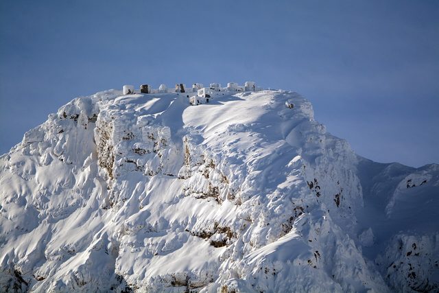 Verschneiter Monte Chaberton mit dem Gipfelfort
