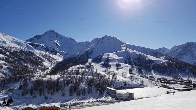 Blick auf Sestriere vom Fraiteve-Hang im Skigebiet Vialattea